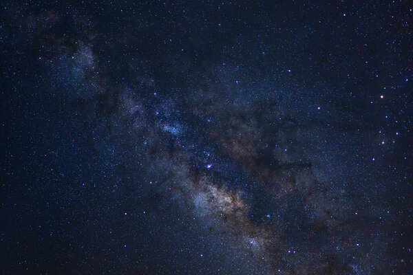 Центр галактики Млечный Путь со звездами и космической пылью во Вселенной, фотография длительного экспозиции, с зерном
.