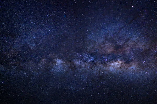 Центр галактики Млечный Путь со звездами и космической пылью во Вселенной, фотография длительного экспозиции, с зерном
.