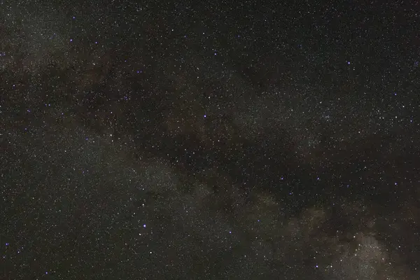 Kainatta yıldızlar ve uzay tozuyla Samanyolu Galaksisi
