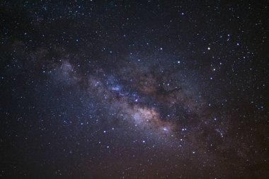 açıkça Samanyolu galaksisinin yıldız ve evrenin uzay tozu ile 