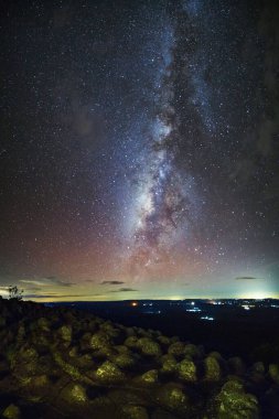 Samanyolu topuzu taş zemin ile adı Lan Hin Pum bakış açısı, Phu Hin Rong Kla Milli Parkı Phitsanulok, Tayland olduğunu