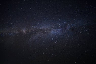 Yıldızlı gece gökyüzü, yıldızlar ve evrenin uzay tozu ile Samanyolu 