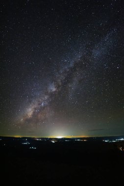 Samanyolu galaksisiyle manzara, evrendeki yıldızlarla gece gökyüzü