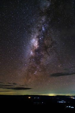 Yıldızlı gece gökyüzü, yıldızlar ve evrenin uzay tozu ile Samanyolu 
