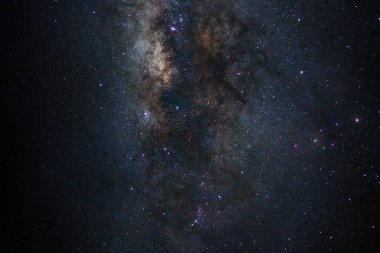 Kainatta yıldızlar ve uzay tozuyla Samanyolu Galaksisi