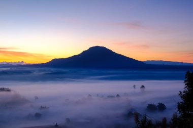 Khao Takhian Ngo 'nun Tayland' da Khao-kho Phetchabun 'daki manzara noktasında sabah vakti manzara sisi.