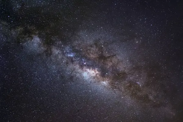 Yıldızlı gece gökyüzü, yıldızlar ve evrenin uzay tozu ile Samanyolu 