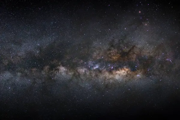 Kainatta yıldızlar ve uzay tozuyla Samanyolu Galaksisi