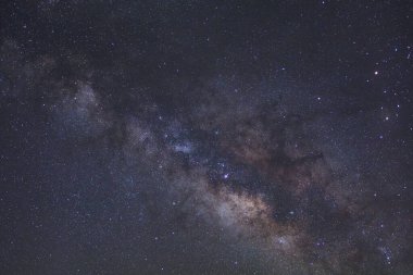 açıkça Samanyolu galaksisinin yıldız ve evrenin uzay tozu ile 