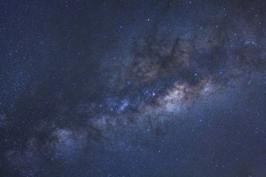 açıkça Samanyolu galaksisinin yıldız ve evrenin uzay tozu ile 