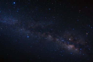 Kainatta yıldızlar ve uzay tozuyla Samanyolu Galaksisi