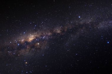 açıkça Samanyolu galaksisinin yıldız ve evrenin uzay tozu ile 