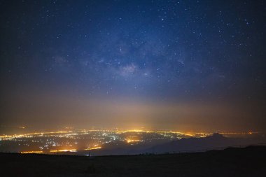 Samanyolu ve şehir Thailand.Long pozlama fotoğrafta Phutabberk Phetchabun ışık. Tahıl ile