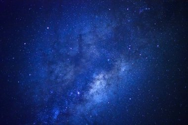 Samanyolu Galaksisi 'nin merkezinde, tahıllı uzun pozlu fotoğraf.