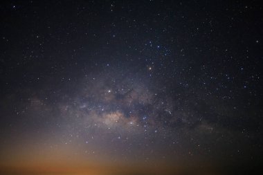 Samanyolu yıldız ve evrendeki, uzun pozlama fotoğraf, tahıl ile uzay tozu ile.