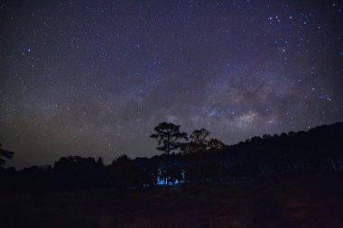 Evrende yıldız ve uzay tozu bulunan manzara samanyolu galaksisi, tahıllı uzun pozlu fotoğraf..