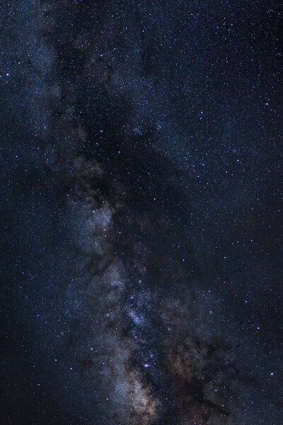 Галактика Млечного Пути со звездами и космической пылью во Вселенной, фотография длительного действия, с зерном
.