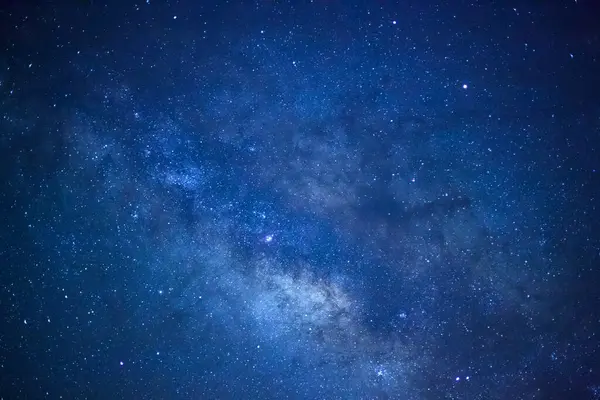 Samanyolu Galaksisi 'nin merkezinde, tahıllı uzun pozlu fotoğraf.