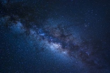 Yıldızlı gece gökyüzü, yıldızlar ve evrenin uzay tozu ile Samanyolu 