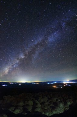 Samanyolu yıldız ve evrendeki, uzun pozlama fotoğraf, tahıl ile uzay tozu ile.