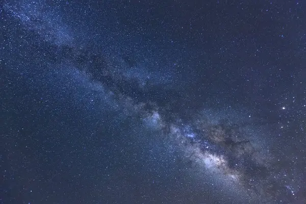 Samanyolu yıldız ve evrendeki, uzun pozlama fotoğraf, tahıl ile uzay tozu ile.