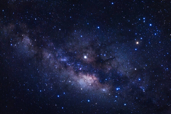 Галактика Млечного Пути со звездами и космической пылью во Вселенной, фотография длительного действия, с зерном
.