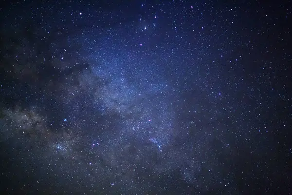 Samanyolu yıldız ve evrendeki, uzun pozlama fotoğraf, tahıl ile uzay tozu ile.