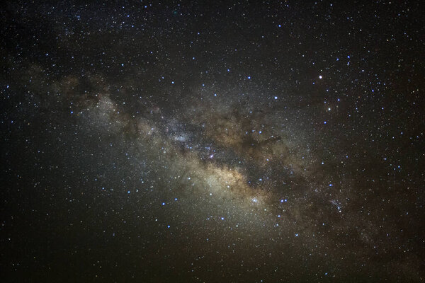 Галактика Млечного Пути со звездами и космической пылью во Вселенной, фотография длительного действия, с зерном
.