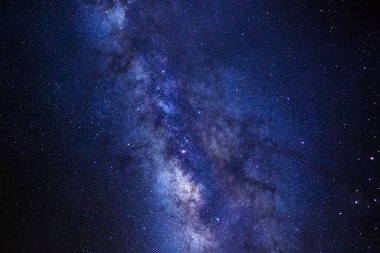 Kainatta yıldızlar ve uzay tozuyla Samanyolu Galaksisi