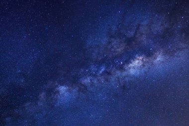 Kainatta yıldızlar ve uzay tozuyla Samanyolu Galaksisi