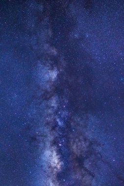 Kainatta yıldızlar ve uzay tozuyla Samanyolu Galaksisi