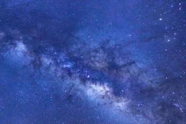 Kainatta yıldızlar ve uzay tozuyla Samanyolu Galaksisi