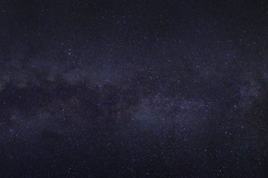 Kainatta yıldızlar ve uzay tozuyla Samanyolu Galaksisi