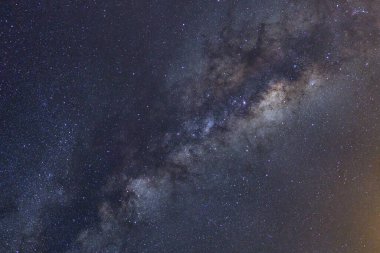 Kainatta yıldızlar ve uzay tozuyla Samanyolu Galaksisi