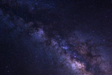 Kainatta yıldızlar ve uzay tozuyla Samanyolu Galaksisi