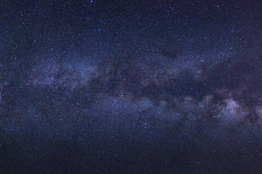 Kainatta yıldızlar ve uzay tozuyla Samanyolu Galaksisi