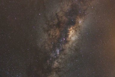 Kainatta yıldızlar ve uzay tozuyla Samanyolu Galaksisi