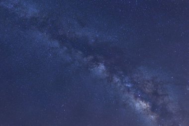 Kainatta yıldızlar ve uzay tozuyla Samanyolu Galaksisi