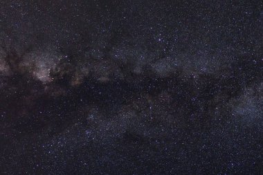 Kainatta yıldızlar ve uzay tozuyla Samanyolu Galaksisi