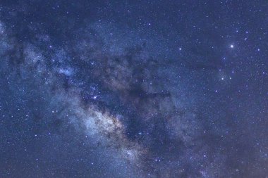 Kainatta yıldızlar ve uzay tozuyla Samanyolu Galaksisi