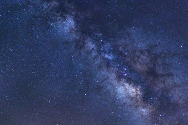 Kainatta yıldızlar ve uzay tozuyla Samanyolu Galaksisi