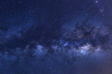 Kainatta yıldızlar ve uzay tozuyla Samanyolu Galaksisi