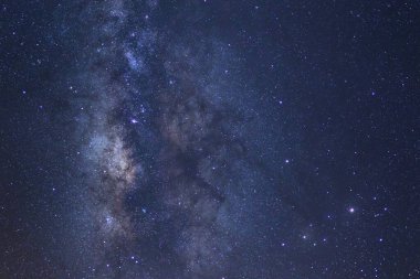 Kainatta yıldızlar ve uzay tozuyla Samanyolu Galaksisi