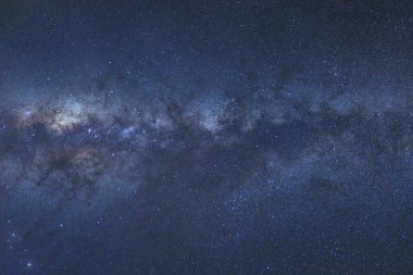 Kainatta yıldızlar ve uzay tozuyla Samanyolu Galaksisi