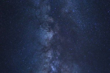 Kainatta yıldızlar ve uzay tozuyla Samanyolu Galaksisi