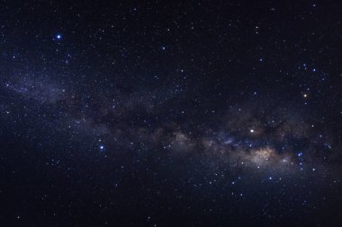 Kainatta yıldızlar ve uzay tozuyla Samanyolu Galaksisi