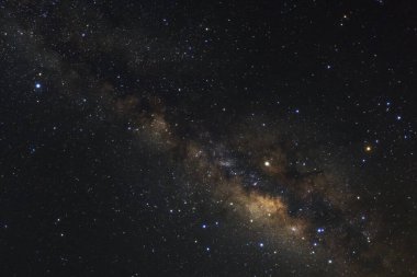 Kainatta yıldızlar ve uzay tozuyla Samanyolu Galaksisi