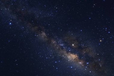 Kainatta yıldızlar ve uzay tozuyla Samanyolu Galaksisi