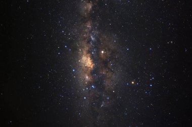 Kainatta yıldızlar ve uzay tozuyla Samanyolu Galaksisi