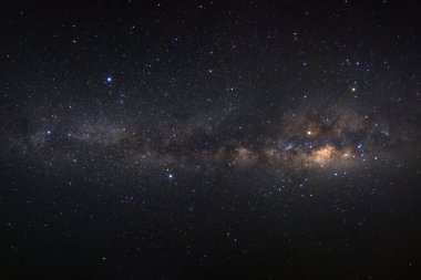 Kainatta yıldızlar ve uzay tozuyla Samanyolu Galaksisi